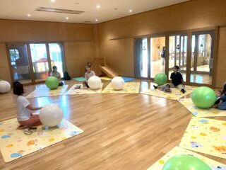 10月15日
今日のなかよし広場は、バランスボールでした🍀
後藤まお先生に来ていただき
ほぐし、ボールでの弾み、ストレッチなど
身体のいろんな場所をたくさん使うエクササイズで、ママたちも笑顔で楽しんでおられました。
ママが運動している間、こどもちちはとてもお利口さんに遊んで待っててくれました。
ありがとう🍀
#立山町
#富山
#立山町防災児童館複合施設
#立山町防災児童館複合施設アカリエ
#アカリエ
#立山子育て支援センターにじいろ
#立山町子育て
#子育て支援センター
#子育て支援
#富山ママ