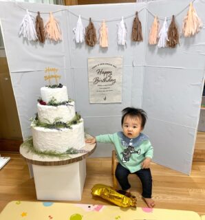 10月22日(水)
今日のなかよし広場はお誕生会でした。
10月で1歳になる子達が集まってくれました。
プレゼントは、温泉旅行、いろいろBOX、車など、とっても楽しそう✨
おめでとうーってみんなに言われて、自分でもパチパチ👏している子も🤭
みんなでハッピーバースデーを歌ってお祝いをしてからは、秋や10月にちなんだ絵本やふれあい遊びをして遊びました🍀
11月は19日がお誕生会です。
11月生まれさん、ぜひご参加くださいね☺️