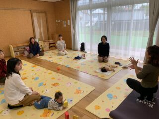10月28日(火)なかよし広場
産前・産後マタニティヨガがありました🧘♀️
Roots of lifeの曳田先生に講師をしていただきました✨
今回は産後の方の参加でした!
子育てで凝り固まった身体をのばしたり、動かしたりしてヨガでリフレッシュされていましたよ🤩✨
こどもたちもお顔を見合わせてお話しを楽しんだりして過ごされていました🤗
最後はこどもたちも交えての体操〜♪ニコニコでとっても嬉しそうでした💕
自分時間としてもヨガを楽しんでくださっていたようで、嬉しいです☺️
ご参加いただきありがとうございました✨
#立山町
#富山
#立山町子育て支援センターにじいろ
#立山子育て支援センターにじいろ
#立山町子育て
#子育て支援センター
#子育て支援
#富山ママ
#子育てママ
#子育て
#富山子育て
#子育て応援
#にじいろ
#産前産後ヨガ🧘♀️