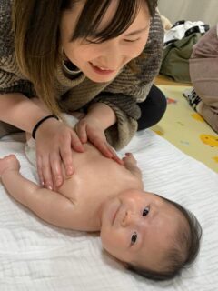 1月14日(水)
今日のなかよし広場は、水島先生のベビーマッサージでした🍀

朝から雪が降ったり止んだり、足元の悪い中でしたが、みなさんがんばってきてくださいました☺️

ママの優しい手でマッサージされて、気持ちよさそうなお顔のあかちゃんたち☺️

声を出しておしゃべりしたり、ママと見つめ合ったり、お隣のおともだちが気になったりしながら、マッサージの時間を親子で楽しんでおられました🍀

マッサージでポカポカになって、寒い冬も元気に過ごせますように♪

#立山町
#富山
#立山町防災児童館複合施設アカリエ
#立山子育て支援センターにじいろ 
#立山町子育