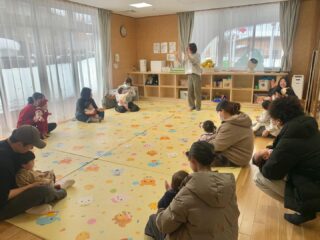 1月28日(水) １月生まれのお誕生会でした🎂

雪がチラチラ降る中、たくさんの親子さんが参加されました☺️✨

もらったプレゼントはファーストシューズや絵本、帽子、おもちゃ⭐️
みんなでハッピーバースデーを歌ってお祝いしました☺️

そのあとはおもちの絵本を読んだり、お餅を頭に乗せたり、ふれあい遊び
とっても楽しそうなこども達でした✨