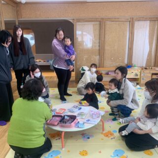 1月ぼうさいのおはなし

たくさん雪の降る中、今日は『せつぶん』のおはなしをしました。

節分は立春の前の日、季節の変わり目です。そんなときは、災いがやってきます。その災いの代表が「鬼」です。みんなで災いをはらいました。
　おには～そと
　ふくは～うち

防災の『災』はわざわい　
災いを防ぐ「防災バック」の中身について、立山町防災士　石原さんからお話をしていただきました。

みなさん熱心にお話を聞き入っておられました。

きっと　「ふく」がたくさんやってきてくれますね。

#子育て支援センター
#立山町
#防災バック
#防災
#子育て