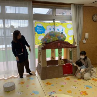 2月18日（水）ぼうさいのおはなし

今日のテーマは「雪」

今年は立山町でもびっくりするほどの大雪で大変でしたが、お日様がでてきてホッと一息です。でもこんなときに心配なのが　屋根雪です。

今日はアカリエのこどもハウスの屋根から雪が落ちてくる様子を実演して、雪道は足元だけでなく、上も気をつけようねとおはなしをしました。

防災グッズのひとつ「アルミ温熱シート」の体験では、親子でアルミシートをかぶりあたたかさを実感されていました。

そのあと、防災士の石原さんのお話。
防災グッズの展示やアドバイスをみなさん熱心に聞いておられました。

ぼうさいのお話は、毎月１回１０時半から２０分ほどです。小さなおこさんも楽しめる内容です。また、ご参加お待ちしています。

#立山町
#子育て支援センター
#アカリエ
#防災のお話
#つながる防災プロジェクト 
#立山子育て支援センター
#ぼうさい
#子育て