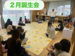 2月25日こどもホーム
2月生まれの誕生会でした♪
1月生まれの子も合わせて6名のお誕生児が参加してくれました🤗
パネルシアターまほうのレンジのお話が始まるとみんな目をキラキラさせて(お母さん達も❤️)見ていました🤭
3月のお誕生会は24日です。
予約は入りません。みんなでお祝いしましょう🙌🏻
4月からはお誕生会も予約制になります。お誕生児の方は予約よろしくお願いします🙇♀️
#立山町防災児童館複合施設アカリエ
#立山子育て支援センター