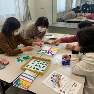 立山町放課後児童支援員　ファミリーサポート協力会員合同研修会を実施しました。

今回のテーマは「あそび」ボードゲームやカードゲームを通して交流を図りました。

「久しぶりにゲームをして楽しかった。」「正式なルールがわかってよかった。」という声があり、終始和気あいあいとしていました。

また、「もっとこどもとの関わりの部分を掘り下げた研修を期待していた」との声もあり、今後の研修会に生かしていきたいと思いました。

日々子どもたちと関わっているみなさんなので、ルールがわからないゲームでも教えあってスムーズに進めておられました。

#立山子育て支援センター
#アカリエ
#立山町
#ファミサポ講習会
#放課後児童クラブ