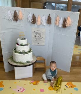 3月11日
今日は3月生まれのお誕生会でした🍀

「おべんとうバス」の絵本から
バスに乗って揺られて、ゴーゴー！

公園に到着して
ママの滑り台や、ブラブラブランコ、シーソーに乗って遊びました。

最後はバナナのたいそう🍌で、ダイナミックに遊びました✨

ママ達、たくさん動いてくれてありがとうー！😂

4月からはお誕生会も予約制となりますのでご予約をお願いします🎂