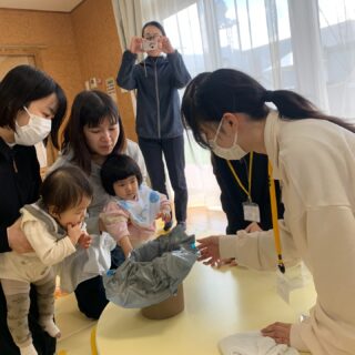 3月12日（木）ぼうさいのおはなし

テーマ「避難所　トイレの話」

国際大学の学生さんが2人来てくださって、簡易トイレの演示をしてくださいました。

1リットルの水がみるみる固まっていく様子を子どもたちも不思議そうに見ていました。

その後　村上防災士さんからトイレについての話をしていただきました。

今日の絵本は「ねこのピート」みんな手拍子して一緒に歌ってくれました。
ピートは言います。
「なにがあっても　うたをうたって　まえに　すすむこと」それが　大事。

みんなで　まえに　すすみましょう

#立山町
#立山子育て支援センター
#防災
#つながる防災プロジェクト
#防災トイレ
#子育て広場