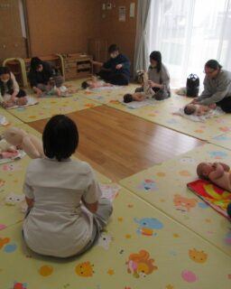 ３月１８日(水)
今日は今年度最後の「ベビーマッサージ」

ママと見つめあい、たくさん声をかけられて、触れられてニコニコな赤ちゃんたち😊

そんな赤ちゃんつられて、ママたちも笑顔に。
親子のふれあいを楽しまれていました♬

水島先生、今年度もありがとうございました🥰
