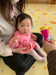 4月22日こどもホーム

"４月のお誕生会"🥳

お誕生児は三人参加してくれました。お誕生カードに手形を押してプレゼント🎁
絵本やパネルシアターを見た後はもうすぐこどもの日ということで花紙で作ったこいのぼりを飛ばそうゲームをしました。
みんなでうちわを仰いで風を🌪️おこしましたよー！高く舞い上がる様子にわーっ❤️とママ達もこども達も大興奮でした✨✨

#立山子育て支援センター
#立山町