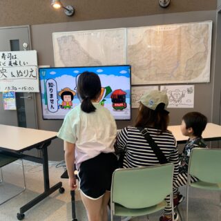 こどもの日イベント

寿司といえば富山
寿司レンジャー　上映＆塗り絵会
がありました。

５分ほどの動画は内容が深くなかなか学びの多い作品ですが、こどもたちは（小さなこどもたちも）見入っていました。

ぬりえもなかなかのクオリティで
力作がたくさんでした。

動画を見ながらお絵描きする初めての試みでしたが、たくさん参加してくださって楽しかったです。

声の出演をされたお姉さんが二人いらして、動画制作の裏話も聞けて面白かったです。

ぬりえを楽しんでくれたこどもたちの中にはお寿司が好きな子もいて、今日もお寿司食べたい気分になりましたよ。

#アカリエ
#立山町
#子育て支援センター
#寿司といえば富山
#寿司レンジャー
#こどものひ