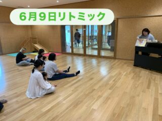 6月9日こどもホーム
リトミック
今年度初めてのリトミック⭐️今年度も講師は泉先生です!泉先生はにじいろから数えて今月で10年目になります✨
今日も音にあわせておかあさんもこども達もにこやか😊音楽にあわせて体を動かすと楽しいね⭐️
#立山町
#子育て支援センター
#アカリエ
きょ