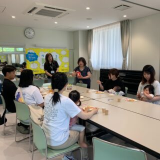 6月11日（木）ぼうさい試食会

避難訓練の後、立山町に協力いただいて、備蓄倉庫にある防災食をみんなで試食しました。

今日のメニューは山菜おこわ、チキンライス、おにぎり、ひだまりパン、液体ミルクです。

参加された方からは「思ったよりおいしかった」との声が聞かれ、災害時に小さな子供を連れての避難をちょっぴり体験できて、よい時間を共有できました。

7月31日（金）には、『あそぼうさい』を開催します。

今回は、アカリエに備えられている防災設備のあれこれがみられるウォークラリーで、トイレカーやマンホールトイレ給水栓の開栓のほか、災害伝言ダイヤル体験、我が家のハザードマップ、絵本ライブ、図案コンクール表彰式など盛りだくさんです。

ご家族そろって、夏休み中の平日の午後ですが、ご参加ください。

#アカリエ#あそぼうさい#ぼうさいのおはなし#子育て支援#立山町