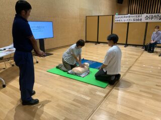 7月8日（水）
第二回放課後児童クラブ支援員、ファミリーサポート協力会員合同研修会

「心肺蘇生法、応急処置について亅
立山町消防署職員を招き合同研修会が開催されました。
ＡＥＤを利用して心肺蘇生法や、怪我や痙攣、熱中症での対処法を教えていただきました。あとアレルギーを持つ子どもに対して、どのような症状の時にどうするか、エピペンの使い方など学びました。
#️⃣立山町
#️⃣子育て支援センター
#️⃣立山町放課後児童クラブ
#️⃣立山町ファミリーサポート