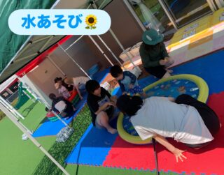 ７月２４日、なかよし広場は水遊びをしました🤗アカリエでは初めての水遊び🌻

プールの中でお水をすくったり、お魚を捕まえたり🐠ぱしゃ〜と水風船を投げてみたり🤭水が出てくるプールは大人気でした🥰
こどもたちもとても嬉しそうに夏の１日を過ごされましたよ〜💓

次回は３０日（木）です🍀
予約されている方は、準備をしてお越しください☺️✨

#立山子育て支援センター
#立山防災児童館複合施設アカリエ
#こどもホーム
#立山町
#水遊び