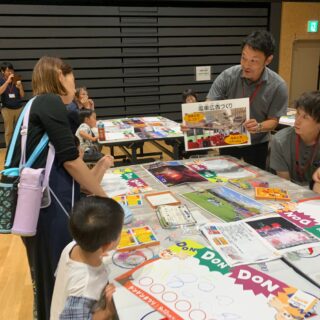 電車の中吊り広告　掲載されます！

７月開催の地鉄電車のひみつ発見で参加のおともだちに描いてもらった作品が、８月１１日から９月１４日までの間

富山地方鉄道の電車の中に飾られます。

みなさん　地鉄にのったとき　「どんどんまつり」の中吊り広告を見つけてみてくださいね。

#アカリエ#電車デザイン#中吊り広告#富山地方鉄道#地鉄電車のひみつ発見