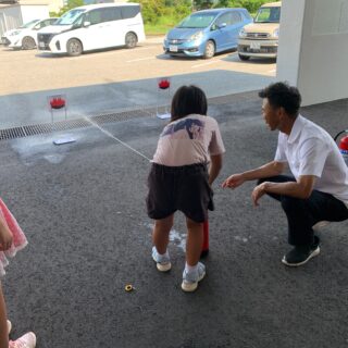 8月５日ぼうさいラボ

水にまつわる実験をして

アカリエ内を防災パネルをさがしてまわり、

センター長から消火器の使い方を教えてもらいました。

体の中から水蒸気が出ていることを実験で確かめ、使い捨てトイレの使用方法を学び、なかなかもりだくさんのラボでした。

今日体験してくれたおともだちがまた次のおともだちにつたえ、防災の輪が広がるといいですね。

#アカリエ#防災ラボ#夏休み体験#消火器