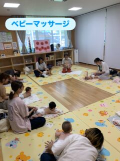 8月19日のなかよし広場
ベビーマッサージがありました👶🏻✨

ママにマッサージされ、ニコニコっと気持ちよさそうなこどもたち♡とってもほほえましい瞬間でした🤭🍀

外は暑いですが、こどもたちのかわいい様子に癒され、ヒーリング効果満載のこどもホームでした🥰

次回のベビーマッサージは11月11日です✨

#立山子育て支援センター
#立山町防災児童館複合施設アカリエ
#立山町
#こどもホーム