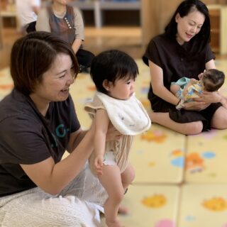 9月１日（火）ぼうさいのおはなし

今日は防災の日

シェイクアウト訓練をしました。
地震の揺れを想定して６０秒間こどもたちの頭を守るのはとても時間が長く感じられました。

小さいお子さんたちでしたが、さいごまでよく辛抱していました。

今日はいつもきてくださる防災士さんが、被災地対応のため欠席になり、災害が身近に感じられました。

#アカリエ#ぼうさいのおはなし#シェイクアウト訓練
