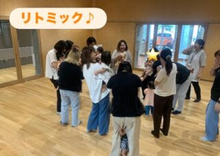 9月8日（火）　なかよし広場
今日はリトミックがありました🎵

ピアノの音楽に合わせてお名前呼びをしたり、お散歩しながらゾウやウサギに出会ったり。
ゆっくり、早く、ジャンプなどそれぞれ楽しく身体を動かしました🤗

やおやさんのパネルシアターを見ながら、トマトはトントントン🍅♪と手遊びをしたり、最後はみんなで色塗りも楽しみましたよ🖍️

次回は1月になります。
音楽に合わせて楽しく身体を動かしましょう〜🙌🏻

#立山子育て支援センター
#立山町防災児童館複合施設アカリエ
#立山町子育て
#立山町
#富山市